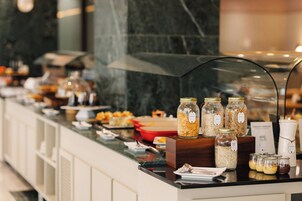 Café da manhã com buffet todos os dias mediante uma taxa
