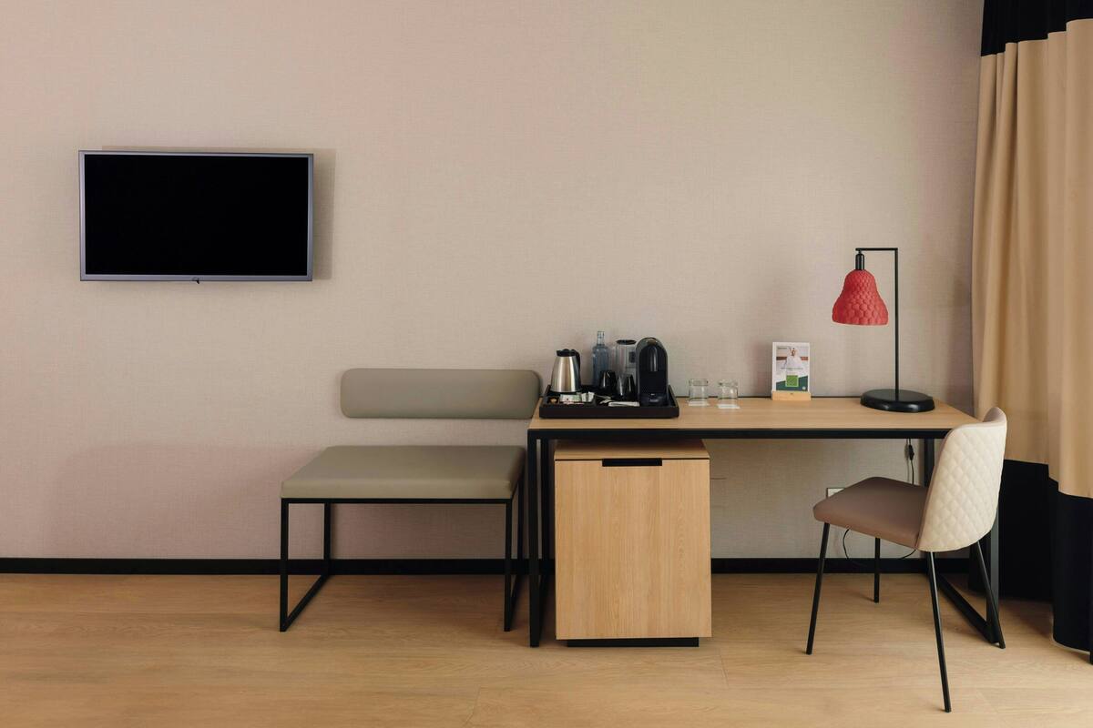 Minibar, caja de seguridad en la habitación y escritorio 