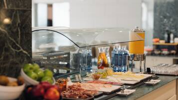 Se ofrece un desayuno bufé todos los días (por un coste adicional)