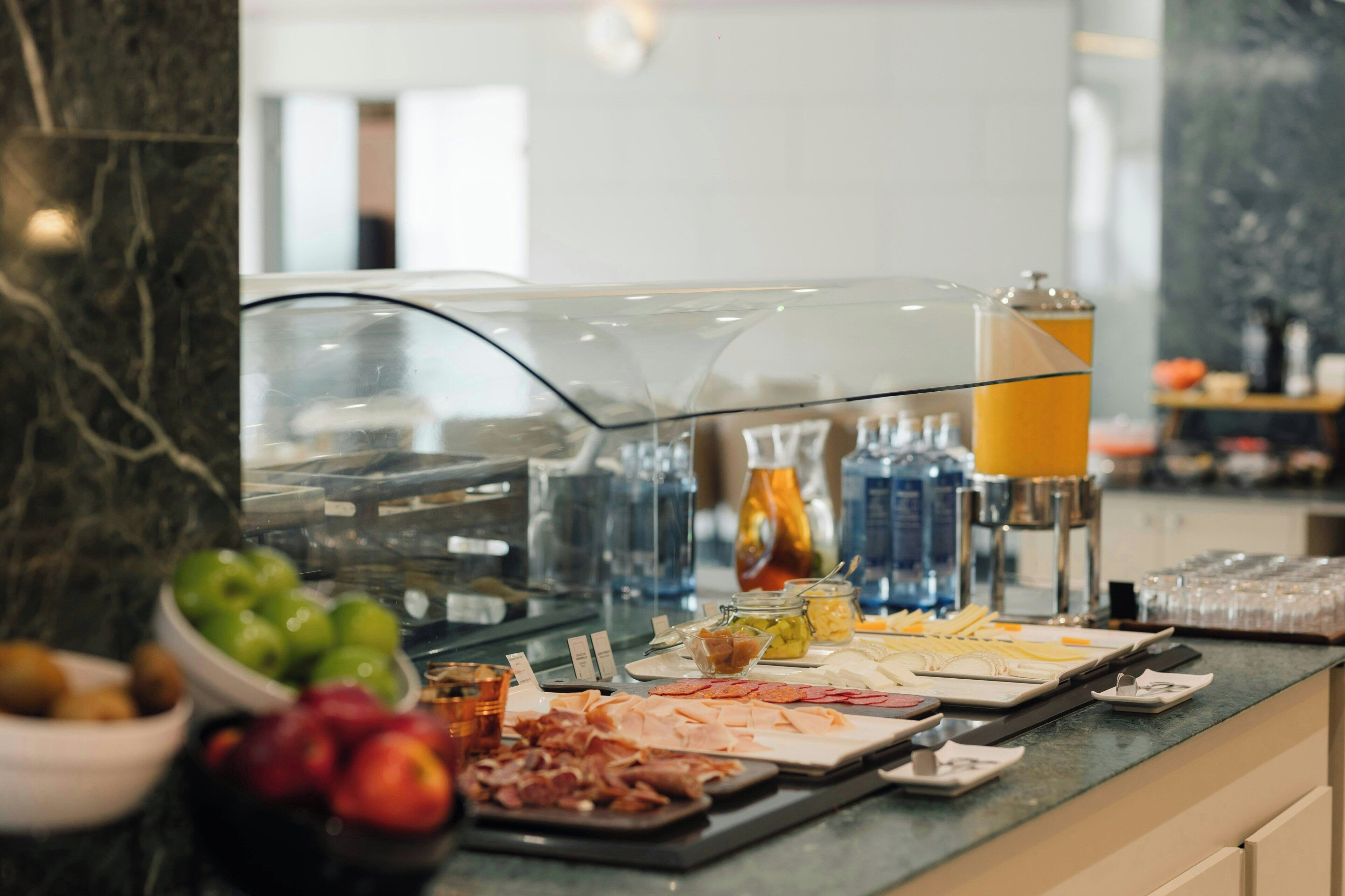 Se ofrece un desayuno bufé todos los días (por un coste adicional)