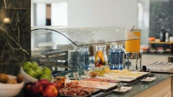 Se ofrece un desayuno bufé todos los días (por un coste adicional)