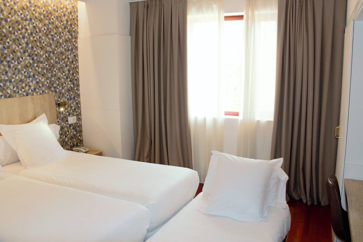 خزنة داخل الغرفة وواي فاي مجانًا
