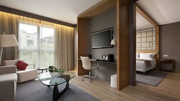 Een minibar, een kluis op de kamer, een bureau, verduisterende gordijnen