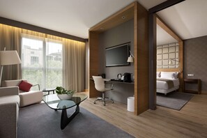 Minibar, caja fuerte, escritorio y cortinas opacas