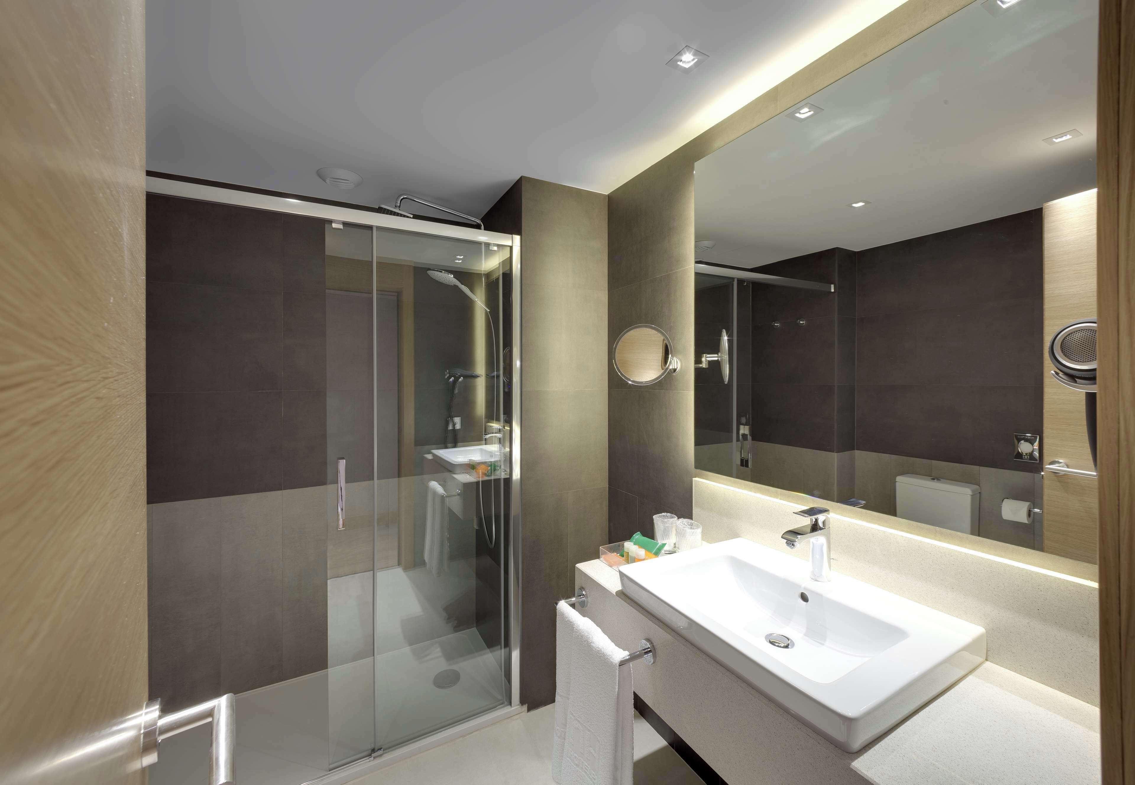 combined shower/bathtub, rainfall showerhead, eco-friendly toiletries