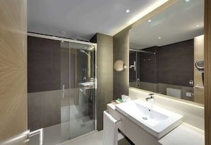 Combined shower/bathtub, rainfall showerhead, eco-friendly toiletries