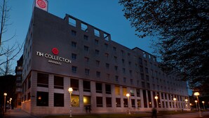 Ein mehrgeschossiges Gebäude mit der Beschilderung NH Collection Aranzazu, das durch ein modernes architektonisches Design, große Fenster und ein Flachdach gekennzeichnet ist.