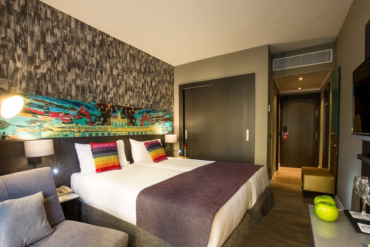 Comfort Triple Room | In-room safe, desk, free WiFi, bed sheets