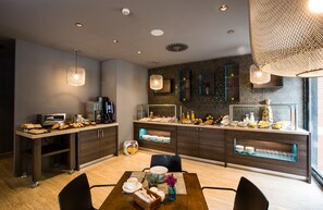 Desayuno buffet diario (EUR 15 por persona)