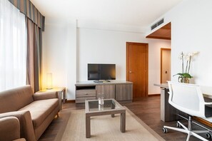 Minibar, caja de seguridad en la habitación y escritorio 