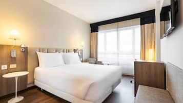 Minibar, caja de seguridad en la habitación y escritorio