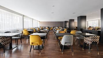 Desayuno buffet todos los días (EUR 13 por persona)