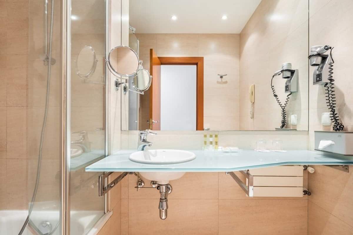 breakfast, lunch, dinner served; local cuisine, garden views