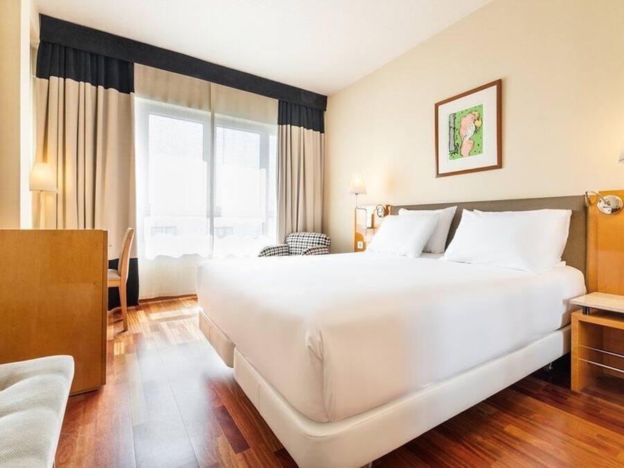 Minibar, caja de seguridad en la habitación y escritorio