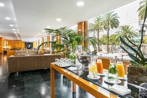 Se sirven desayunos, comidas, cenas y cocina local con vista al jardín