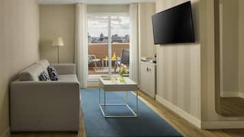 Minibar, caja de seguridad en la habitación y escritorio