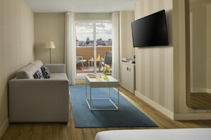 Minibar, safe på rommet, skrivebord og blendingsgardiner