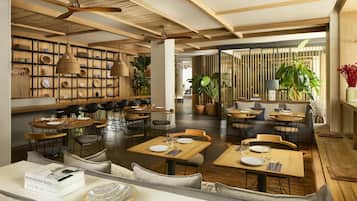 供应午餐和晚餐