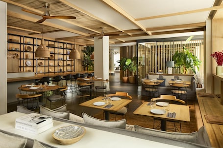 Se ofrece un desayuno bufé todos los días (por un coste adicional). NH Madrid Balboa