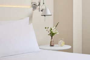 Minibar, Zimmersafe, Schreibtisch, Verdunkelungsvorhänge