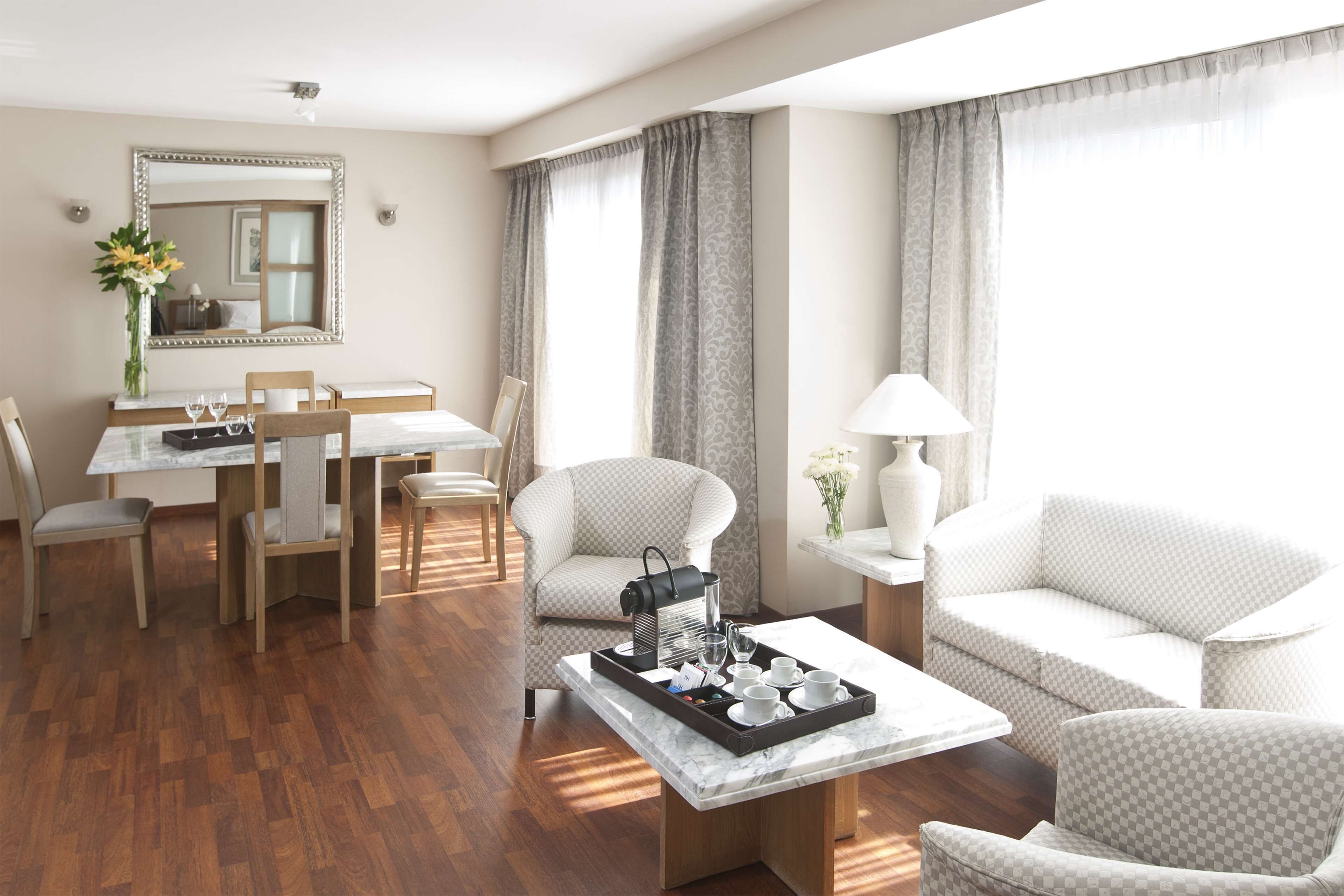Bộ đồ giường cao cấp, chăn bông, nệm có lớp đệm bông, minibar 