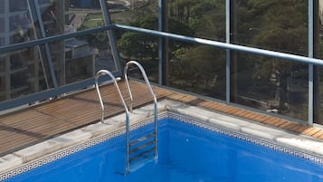 Una piscina al aire libre de temporada