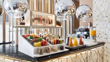 Se ofrece un desayuno bufé todos los días (28 EUR por persona)