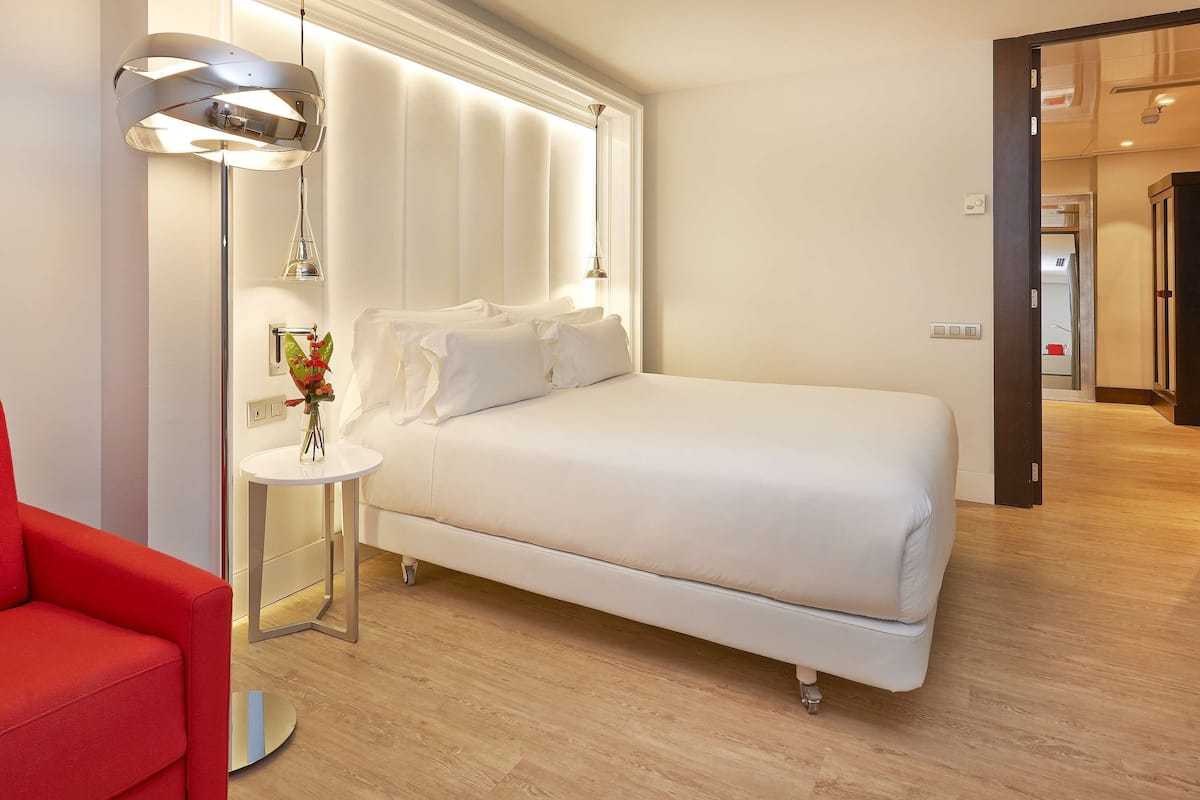 Premium bedding, down duvets, minibar, in-room safe