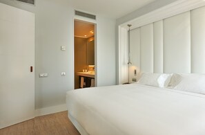 Premium bedding, down comforters, minibar, in-room safe - NH Collection Barcelona Gran Hotel Calderón (Barcelona)
