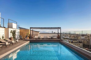 Utomhuspool, öppet 08.00 till 20.00, parasoller och solstolar