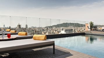 Ulkouima-allas avoinna 8.00–20.00, aurinkovarjoja, aurinkotuoleja