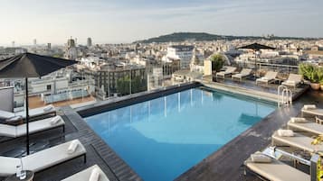 Piscine extérieure, parasols de plage, chaises longues