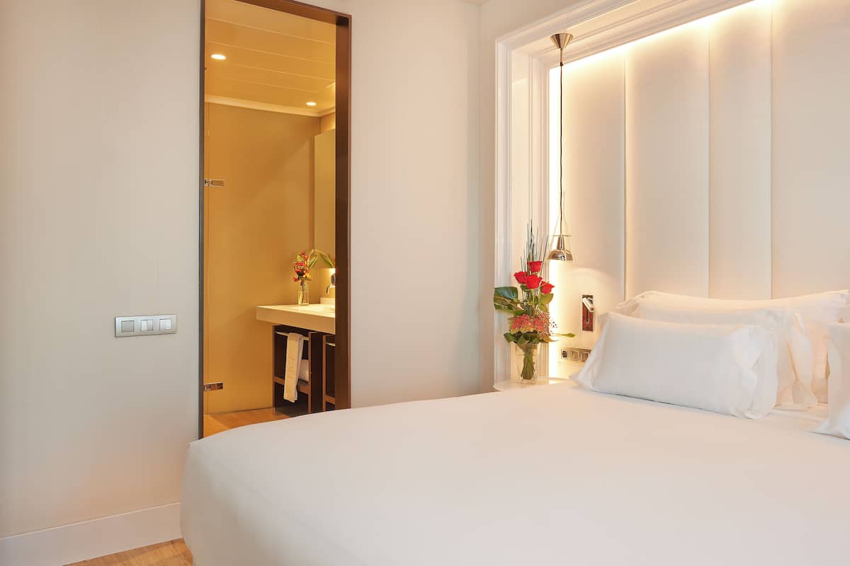 Premium bedding, down duvets, minibar, in-room safe