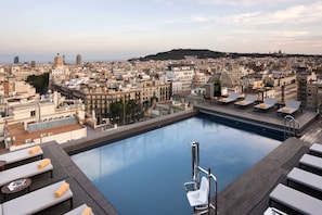 Piscine extérieure, accès possible de 8 h à 20 h, parasols