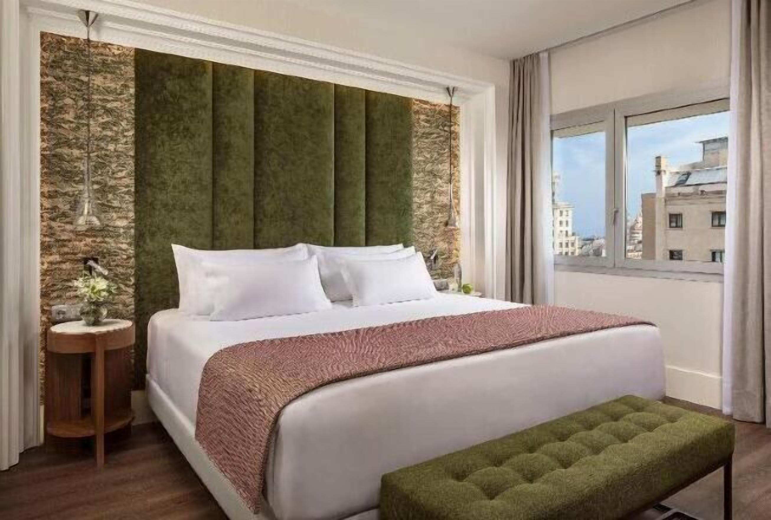 高档床上用品、羽绒被、迷你吧、客房内保险箱