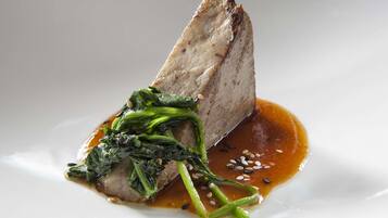 Un plat composé de viande et de légumes verts, servi dans une assiette.