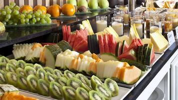 Se ofrece un desayuno bufé todos los días (por un coste adicional)