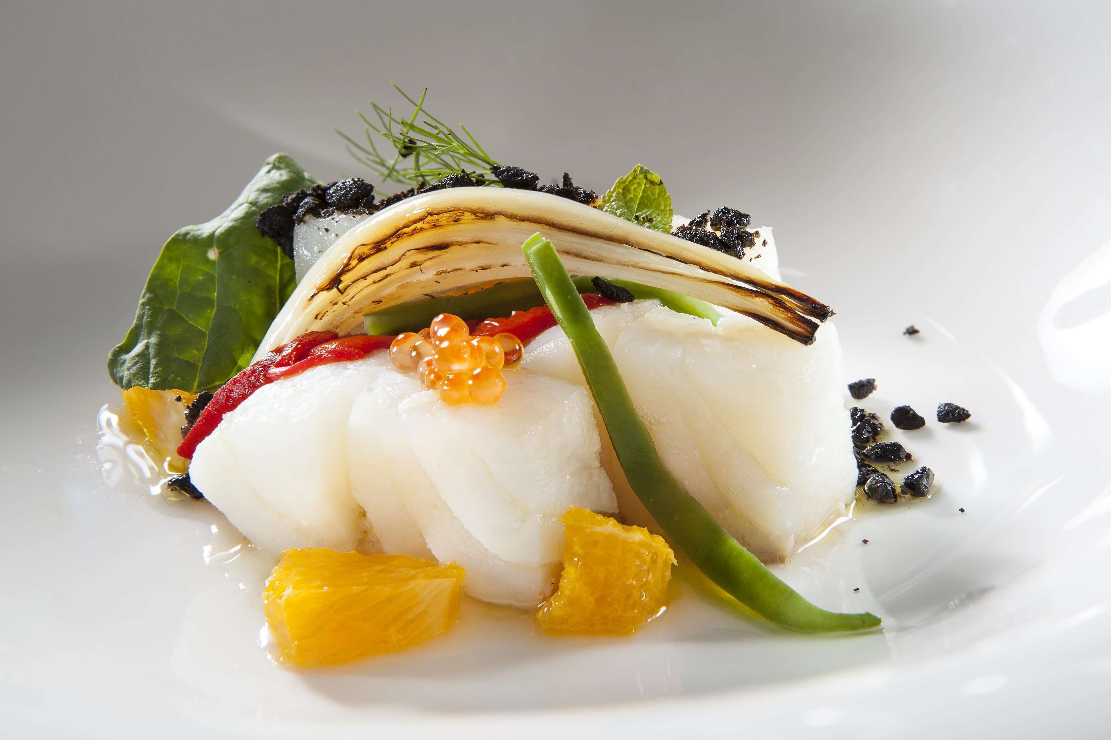 lunch and dinner served, international cuisine