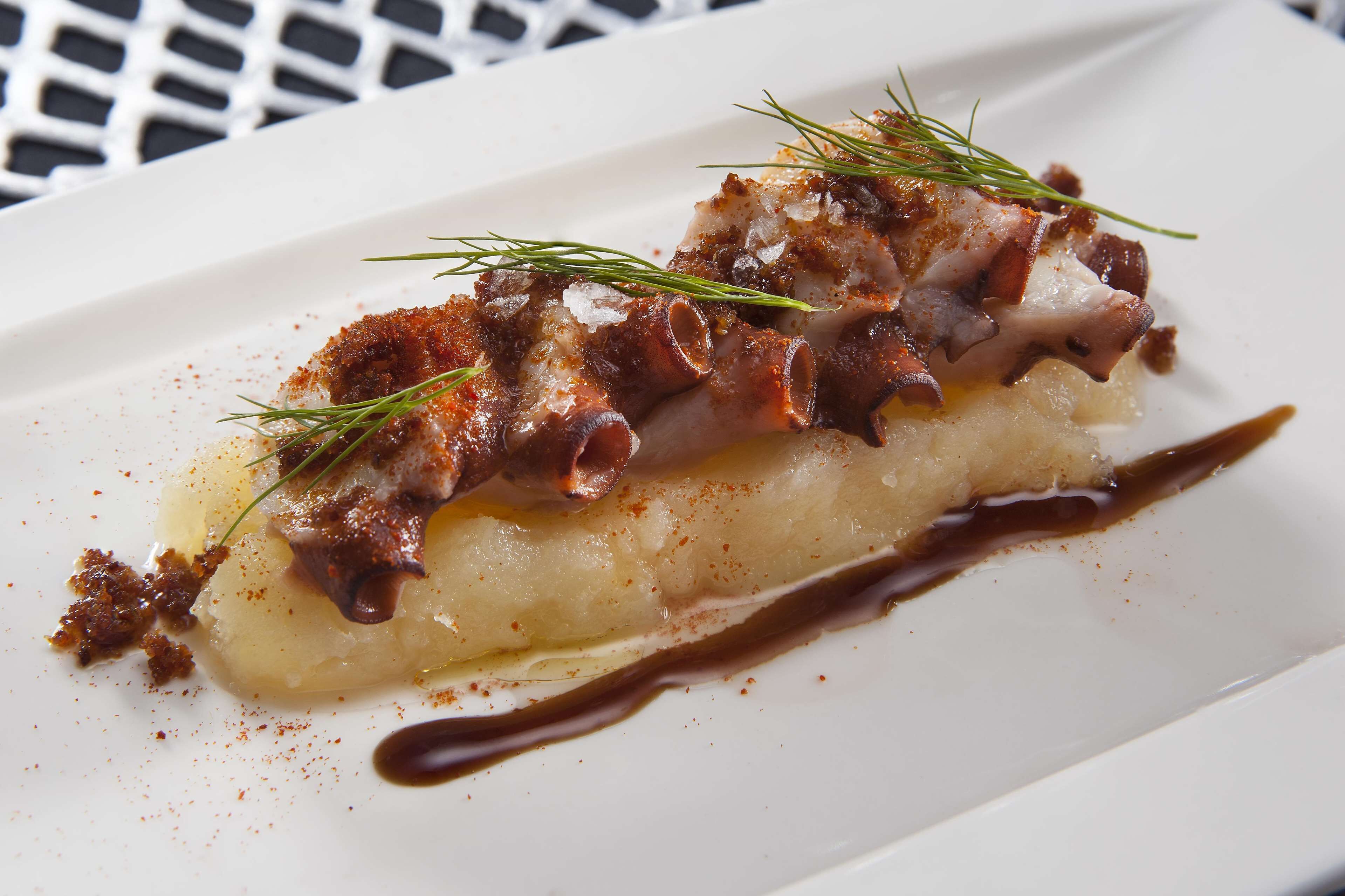 lunch and dinner served, international cuisine