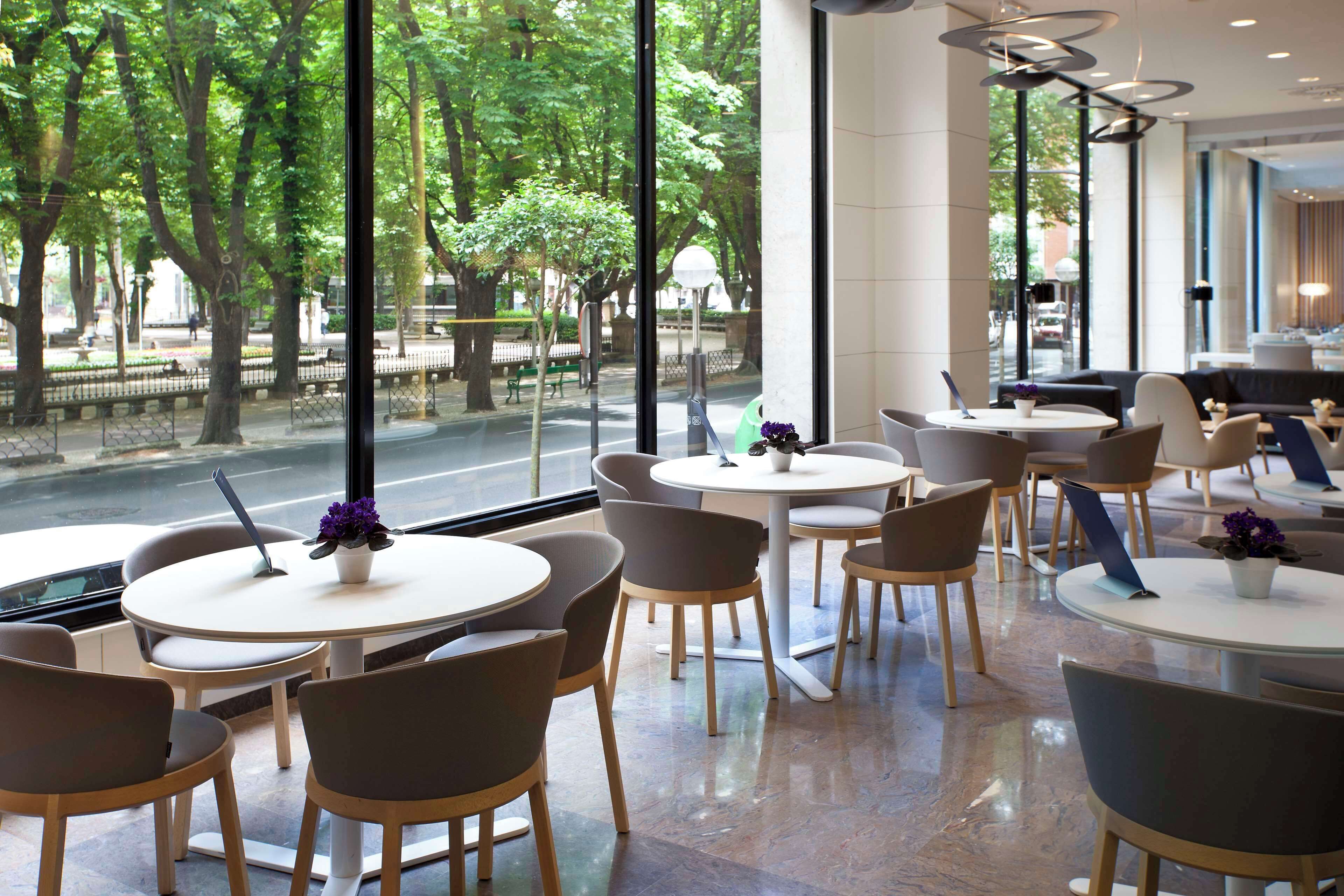 lunch and dinner served, international cuisine