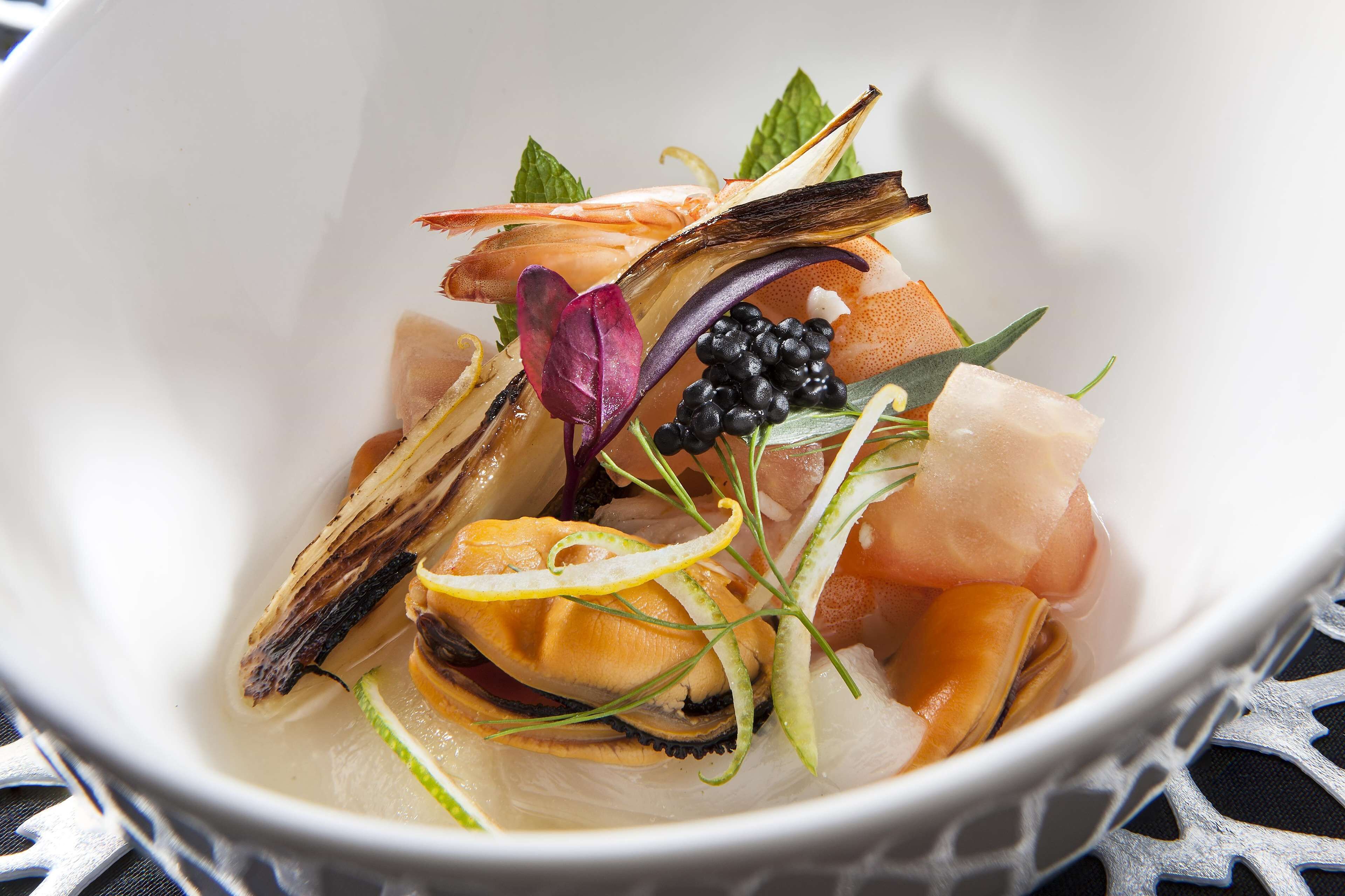 Un plat de fruits de mer agrémenté de diverses garnitures.