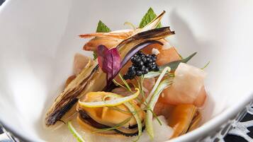 Un plat de fruits de mer agrémenté de diverses garnitures.