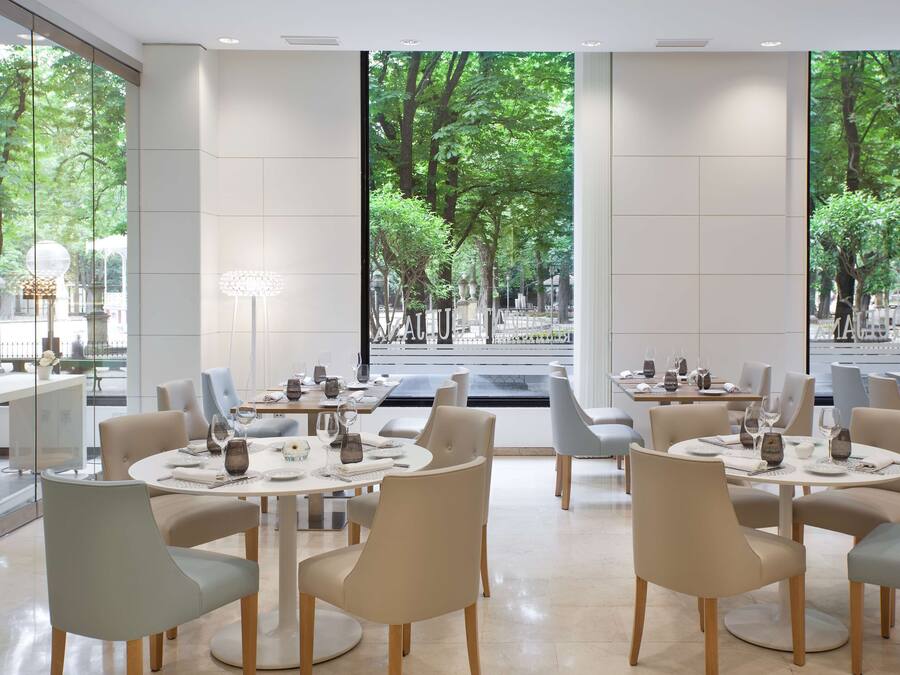 Lunch and dinner served, international cuisine