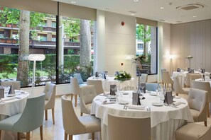 Lunch and dinner served, international cuisine