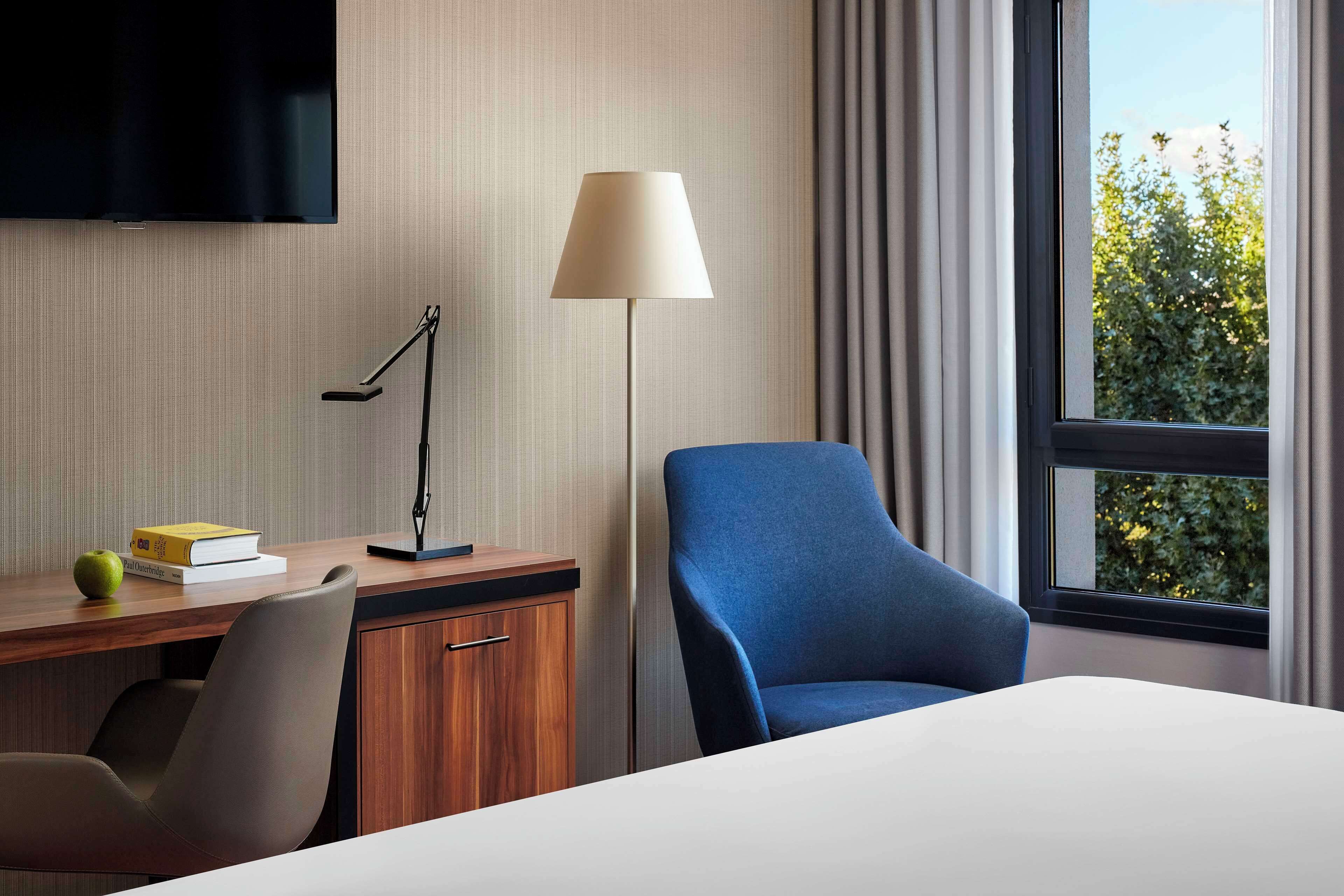 standard room | minibar, in-room safe, desk, blackout curtains