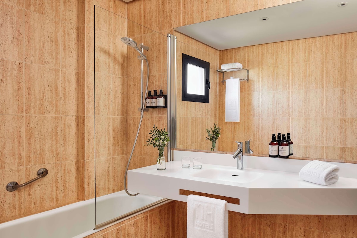 standard room | bathroom | eco-friendly toiletries, hair dryer, dressing gowns, towels
