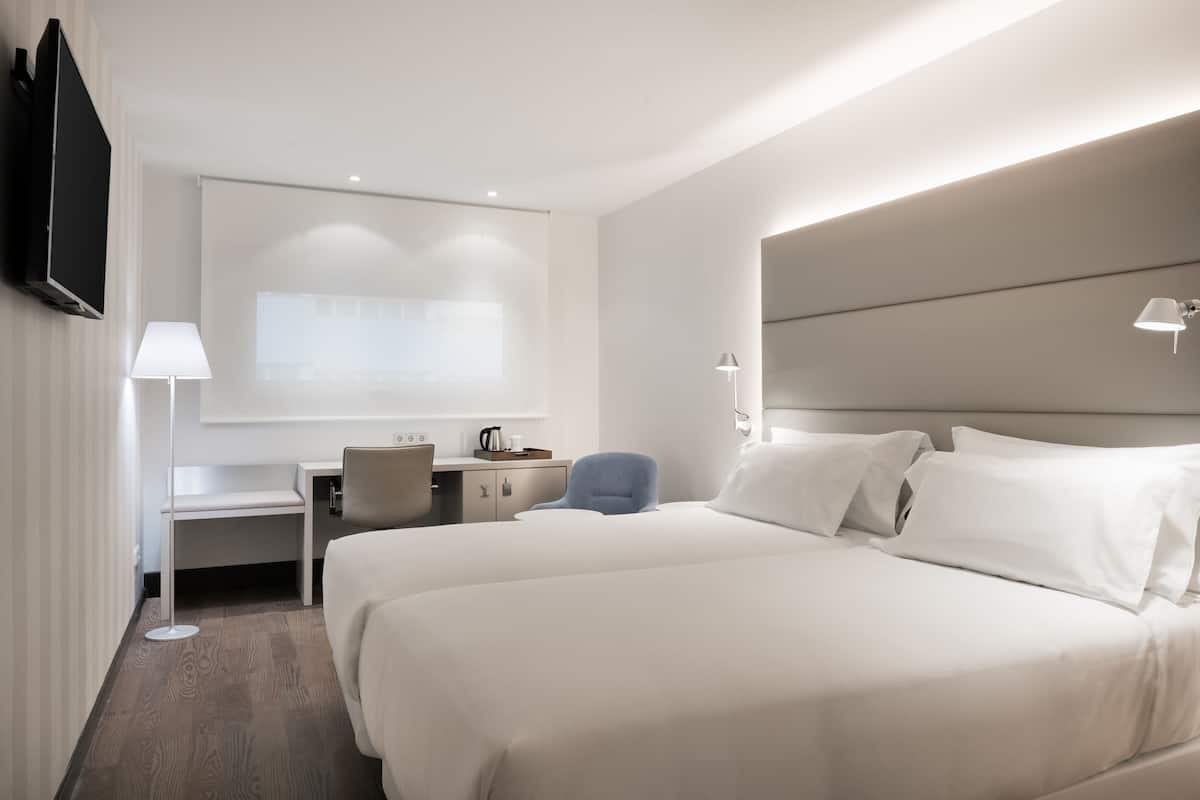 Minibar, caja de seguridad en la habitación y escritorio