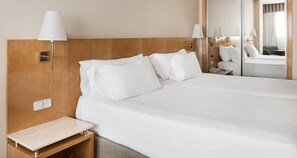 Minibar, caixa forta a l'habitació, escriptori i cortines opaques 