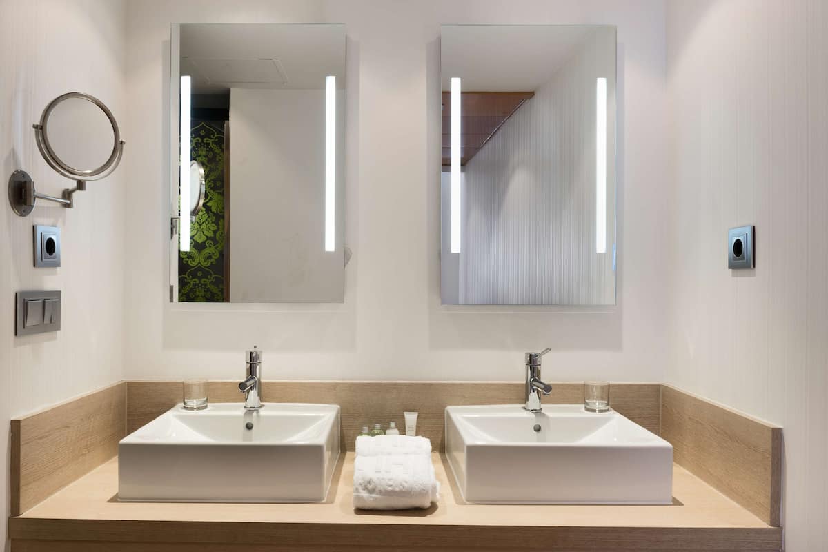 eco-friendly toiletries, hair dryer, towels