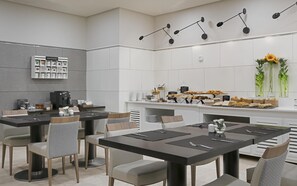 Desayuno buffet todos los días (con cargo)